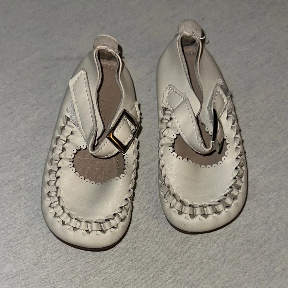Kids Toddler Size 7 Stylish Cream Kids Moccasins.